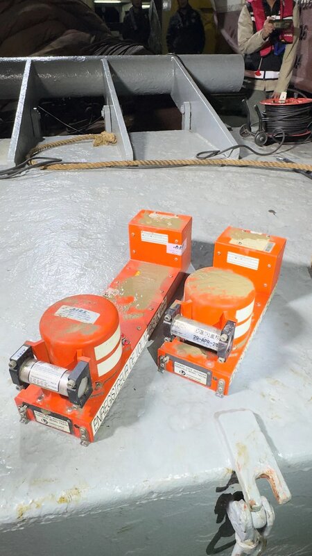 3 圖示從飛機殘骸中成功取回俗稱「黑盒」的「飛行數據紀錄儀」及「駕駛艙話音紀錄儀」。.jpg