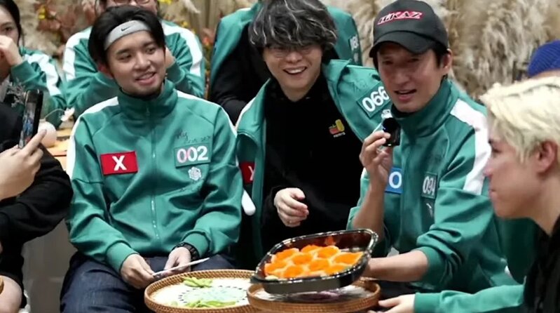 1 「試當真」舉行謝票直播時，洪天明突然請大家吃「花之戀」壽司。.jpg