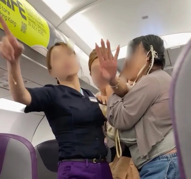 3 機組人員指示吵鬧女子離開。.jpg