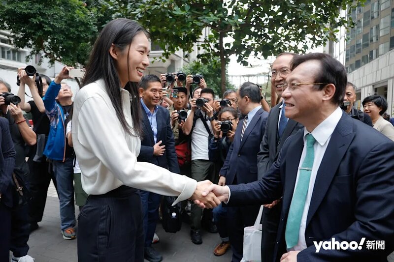 4 江旻憓在記者面前與多位站台人士逐一握手。.jpg