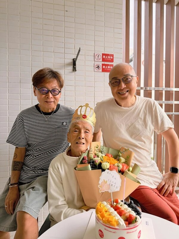 2 楊紹雄為梁愛慶祝生日.jpg