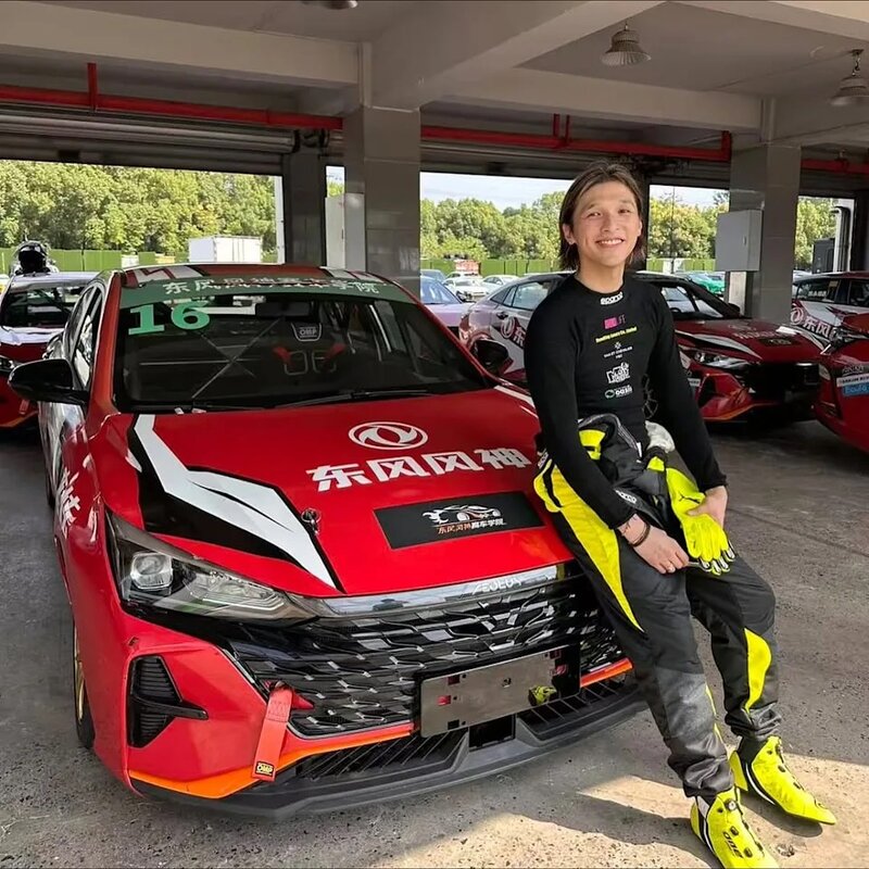 2 近日首度挑戰賽車.jpg