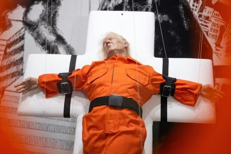 川普穿囚服遭綁十字架雕塑 瑞士展出引發關注.jpg