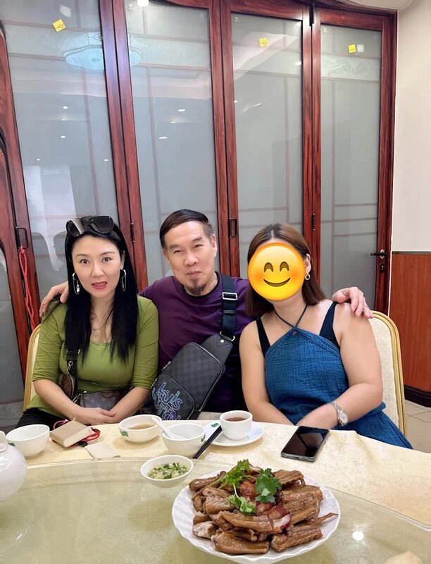 4 早在2023年7月，白彪亦曾與身穿貼身綠色上衣的長髮女合照。（小紅書圖片）.jpg