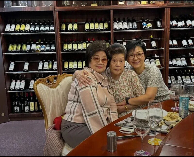 2 小鳳姐與好友飯局相聚，其身型略見「幸福肥」，更顯得精神狀態絕佳。.jpg