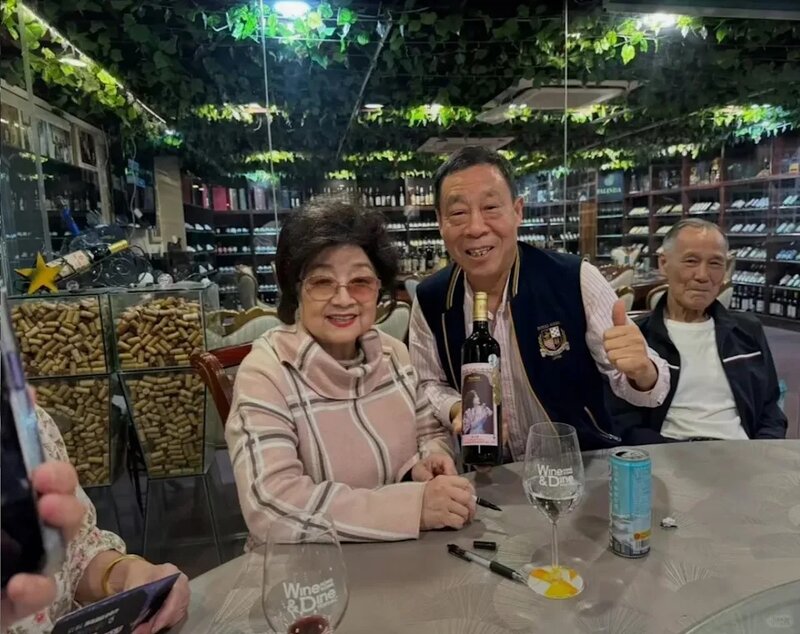 4 小鳳姐獲贈1瓶印有其演唱照片的美酒。.jpg