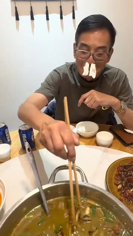 2 李國麟忍臭吃牛屎火鍋。.jpg