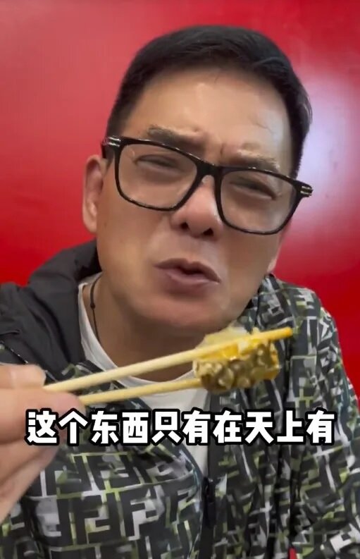 6 李國麟為賺錢而品嘗生醃海鮮。（小紅書＠李國麟演員）.jpg