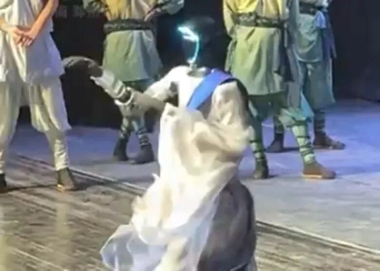 機械人打功夫意外滑倒 租賃商稱表演400場以來首次.jpg