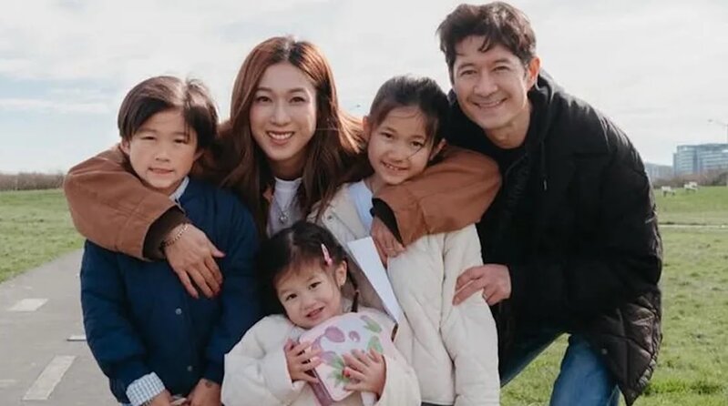 1 鍾嘉欣今年5月曾在社交平台張貼全家福合照。（fb@鍾嘉欣 Linda Chung）.jpg