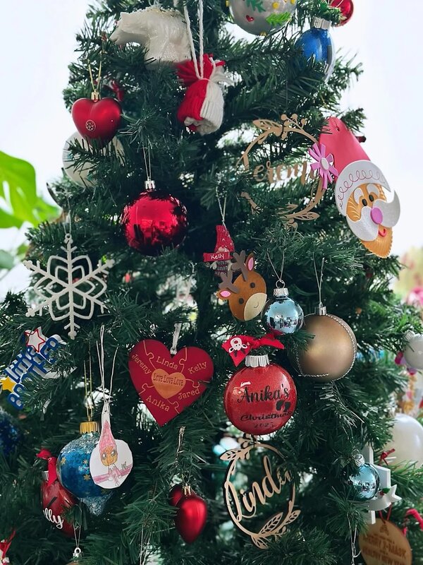 4 鍾嘉欣家中的聖誕樹掛滿吊飾，當中見到她與丈夫的英文Linda及Jeremy。（fb@鍾嘉欣 L.jpg
