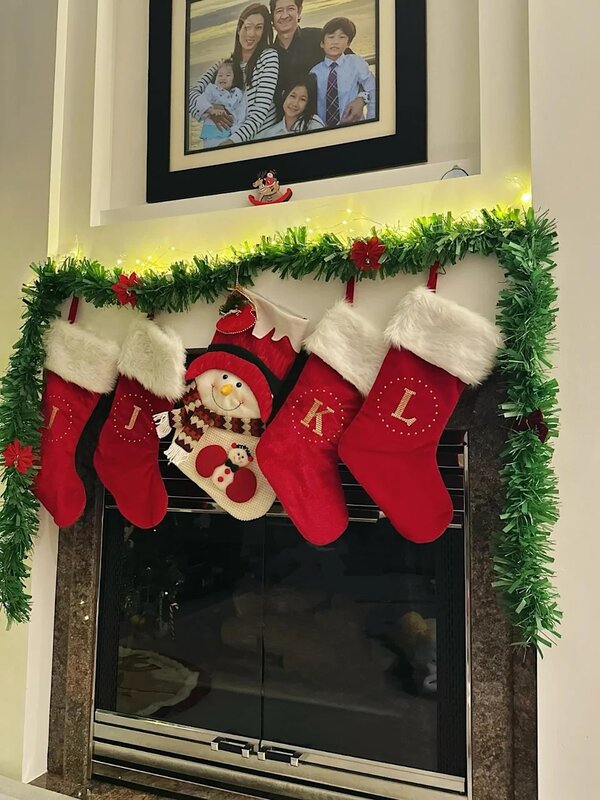 3 最新上載的影片中，見到壁爐上掛有五口全家福照片。（fb@鍾嘉欣 Linda Chung）.jpg