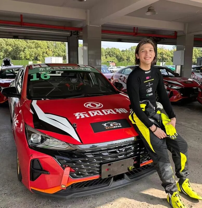 1 黃又南本身係愛車之懥，早排先至去嘗試落場參加賽車.jpg