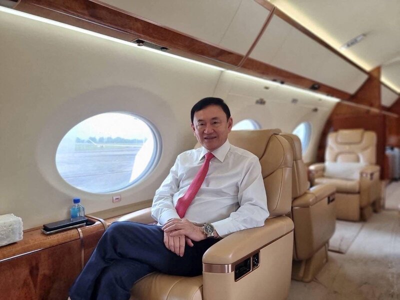 230822103104-thaksin-shinawatra-plane-0822.jpg