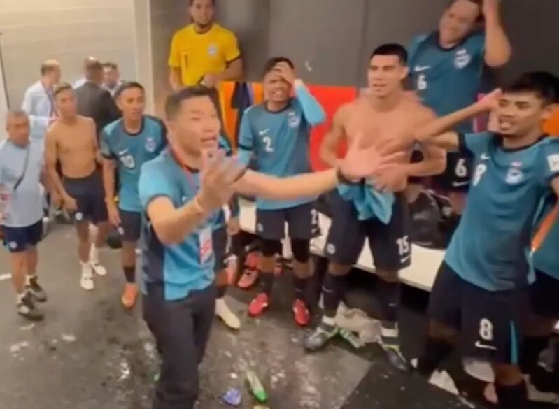 梁振偉（中）企在人群中間盛讚新加坡隊員，期間嘲諷香港球迷和球員。（David Neo @ IG）.jpg