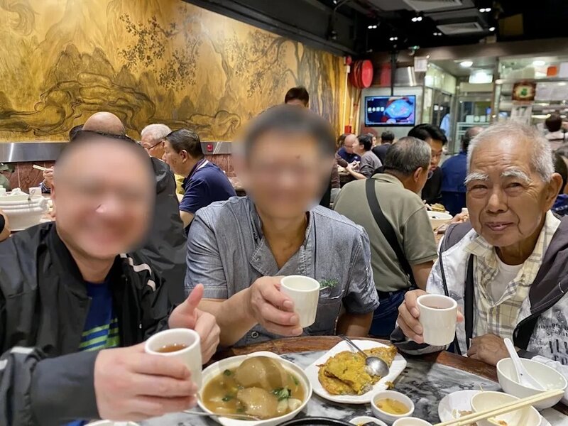 2 周中（右）同朋友食飯見面.jpg