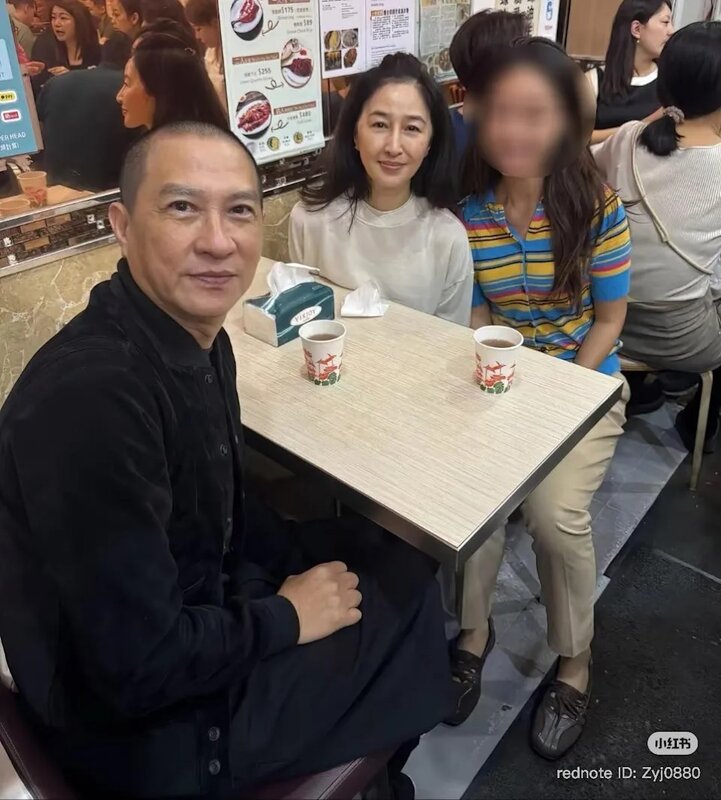 張家輝老婆關詠荷主動邀請網民坐身邊合影被激讚 零濾鏡下依舊索爆.jpg