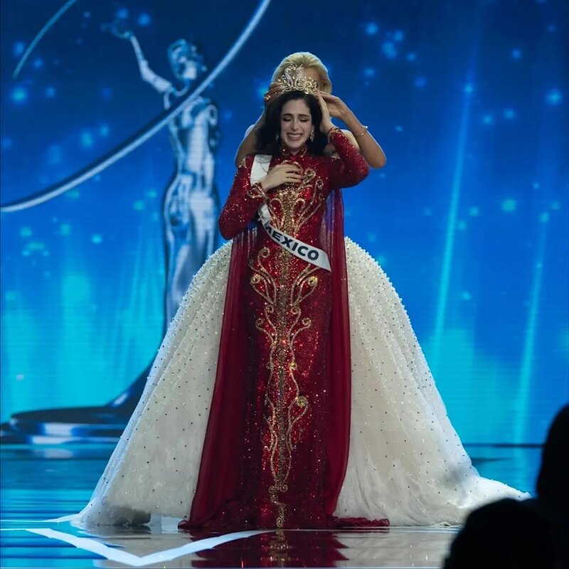 2 墨西哥佳麗法蒂瑪．波許（Fátima Bosch）成為2025年環球小姐冠軍，獲戴上后冠加冕。.jpg