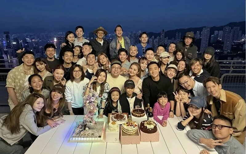 2 C君在社交網站上載慶生照片，阿Sa與身穿黑衣的Elvis同站「C位」。（IG@ckwan_fama）.jpg