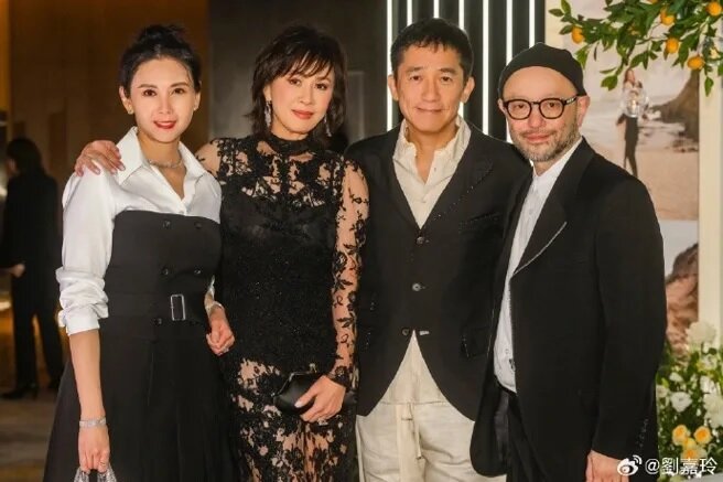 2 劉嘉玲、梁朝偉和邱淑貞、沈嘉偉兩對夫妻現身台北婚宴。（圖／翻攝自劉嘉玲 微博）.jpg