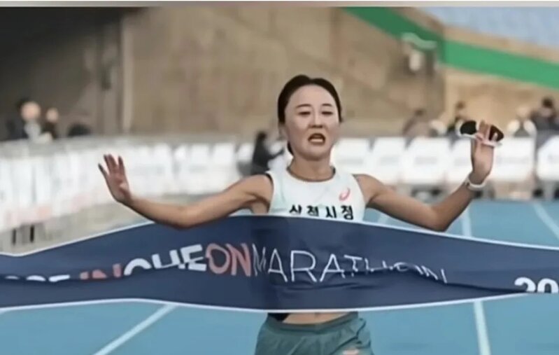 1 韓國女跑手李秀敏於仁川國際馬拉松勇奪國內女子組第一名（圖：影片截圖）.jpg