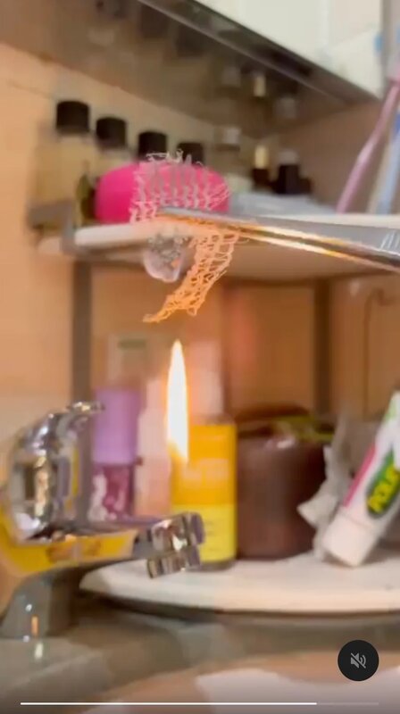 1 怡樂花園有居民自行測試圍網抗燃性能「一點即着」。.jpg