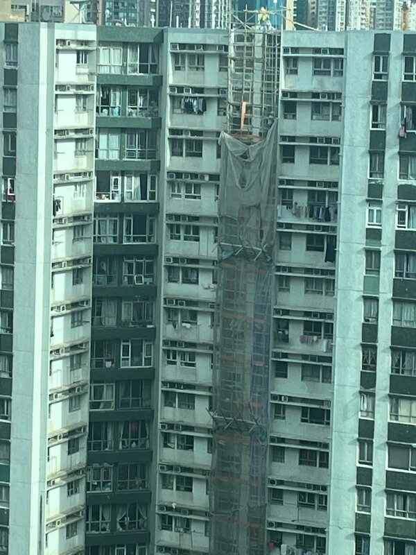 4 黃埔花園有工人拆除圍網。.jpg