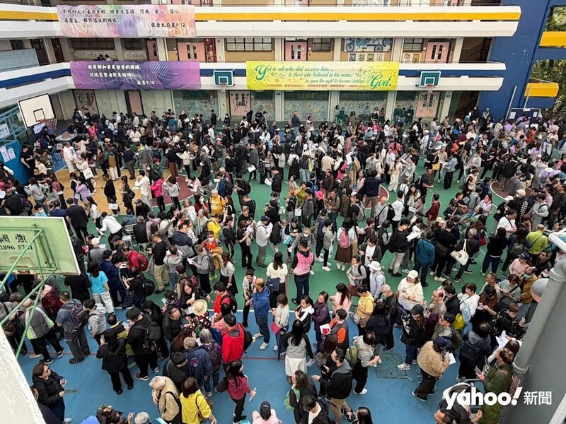 1 下午2時半，申請援助金的居民已迫滿整個操場。.jpg