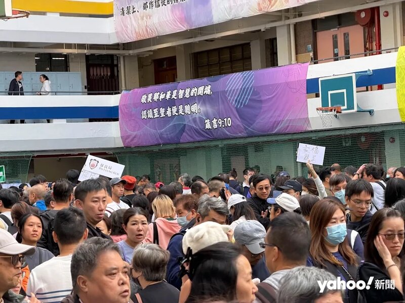 3 現場工作人員依靠大聲公發布指示，並非所有居民都能夠清晰接收，不少隊列中的居民向.jpg