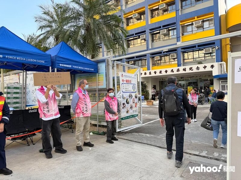 6 馮梁結紀念中學門口有大埔區關愛隊成員駐守。.jpg