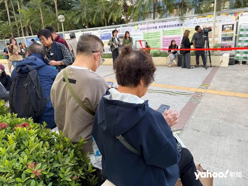 5 林先生指今早和媽媽前往元朗錦田申請過度性房屋，因此耽誤了時間。回到馮梁結紀念中.jpg