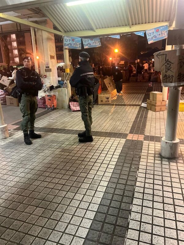 宏福苑五級火｜義工指警方凌晨五時攔截廣福邨平台出入口 指示中午前清走所有物資.jpg