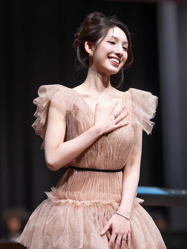 3 海兒以超強唱功配上天使臉孔再加魔鬼身材，深受歌迷關注。.jpg