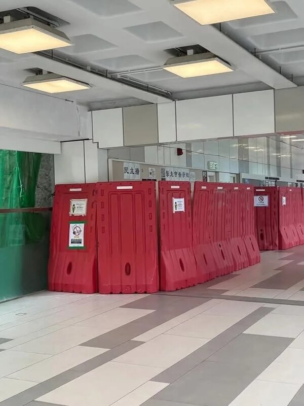 1 浸大學生會告示板其後被白色圍板及紅色水馬雙重圍封。(Threads @water.automoney 圖片）.jpg