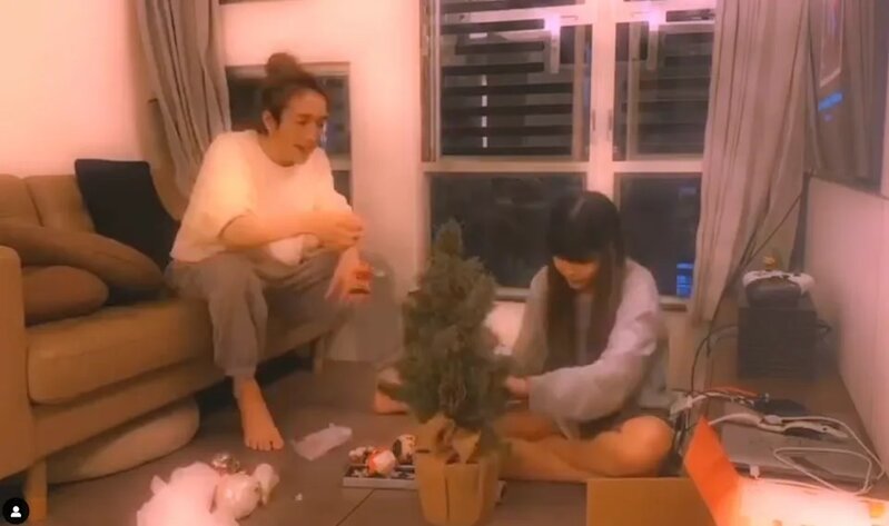 4 阿Mo曾貼出過去同SoChing佈置聖誕樹嘅片段，證明此情不變.jpg