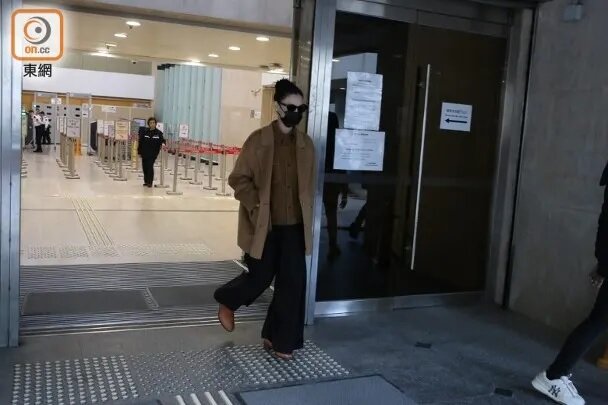 4 張栢芝庭上期間情緒激動並落淚。.jpg