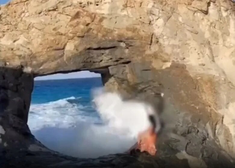 華女遊客埃及景點打卡 遭巨浪捲入海受傷.jpg