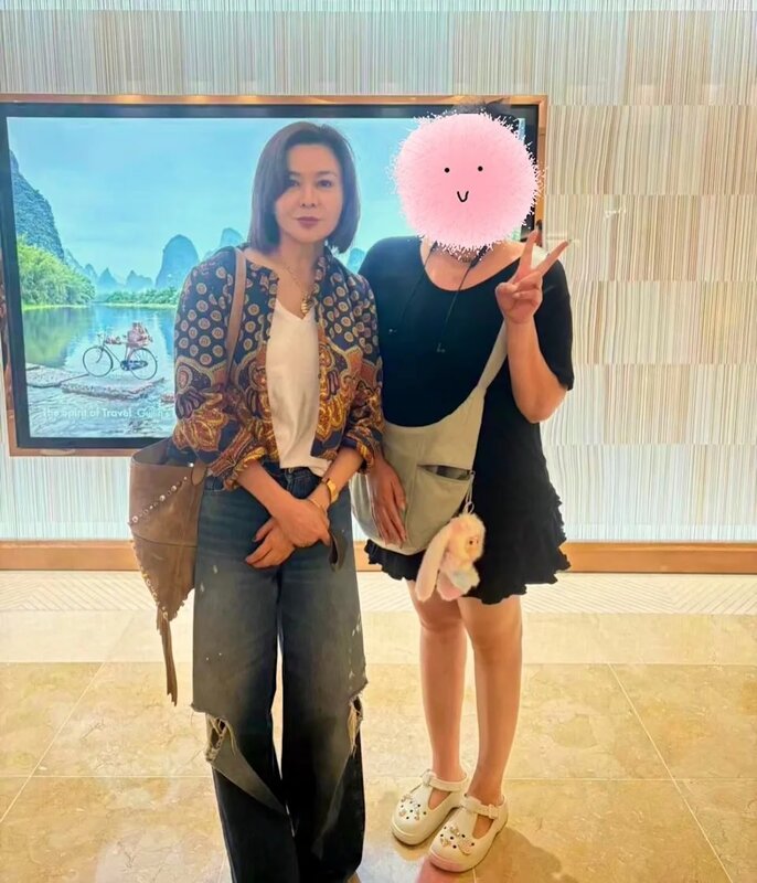 63歲關之琳韓國被巧遇！「大方脫口罩」答應粉絲合照 凍齡美貌秘訣曝光.jpg