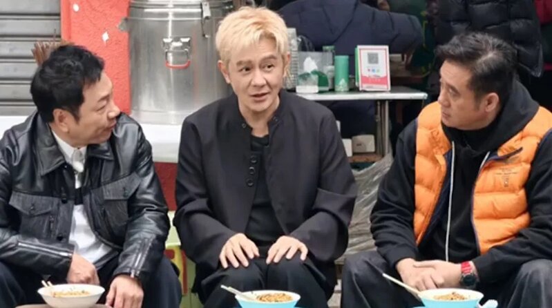 1 陳浩民近日與黎耀祥及麥長青在內地小店踎街邊食麵，即時掀起西遊記回憶殺。.jpg