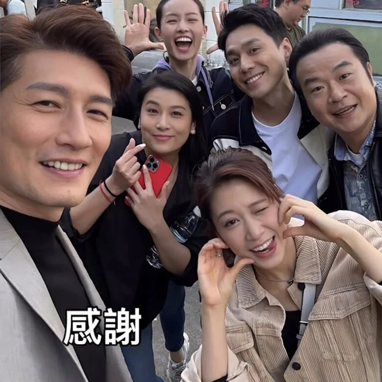 3 文傑突晒與一班《愛．回家》同事合照，並講多謝。.jpg