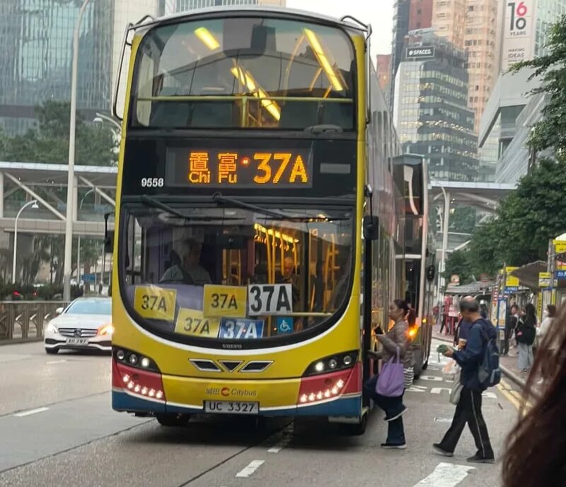 一架來往中環及南區置富花園的城巴37A路線，車長竟於車頭放了5張「37A」大字路牌，恍.jpg