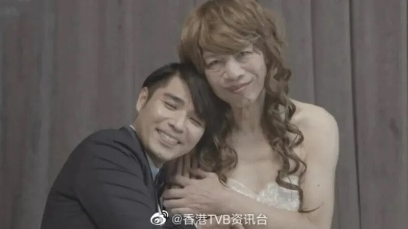 4 李健仁於2022年曾復出客串鄭文輝（甜筒輝）投資的電影《水着女王》，再次反串演醜婦。.jpg