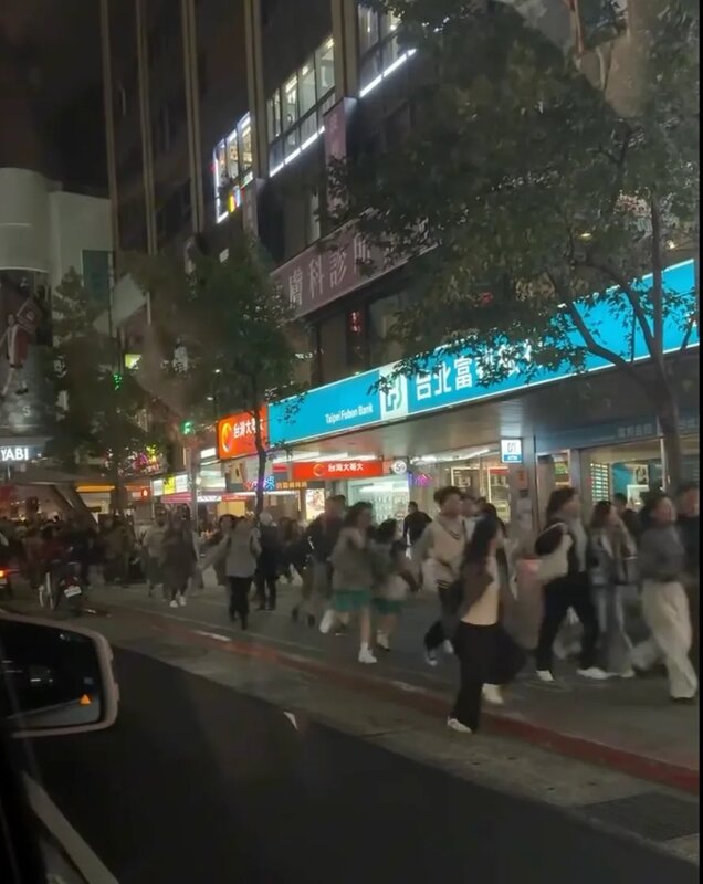 1 中山站事發後現場群眾爭相逃離現場.jpg