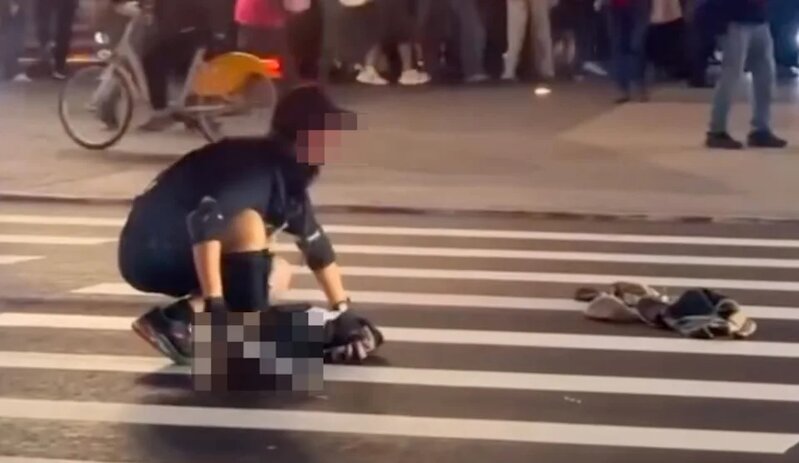 3 疑犯在路中投擲煙霧彈後，再拿出長刀前往人群中。.jpg