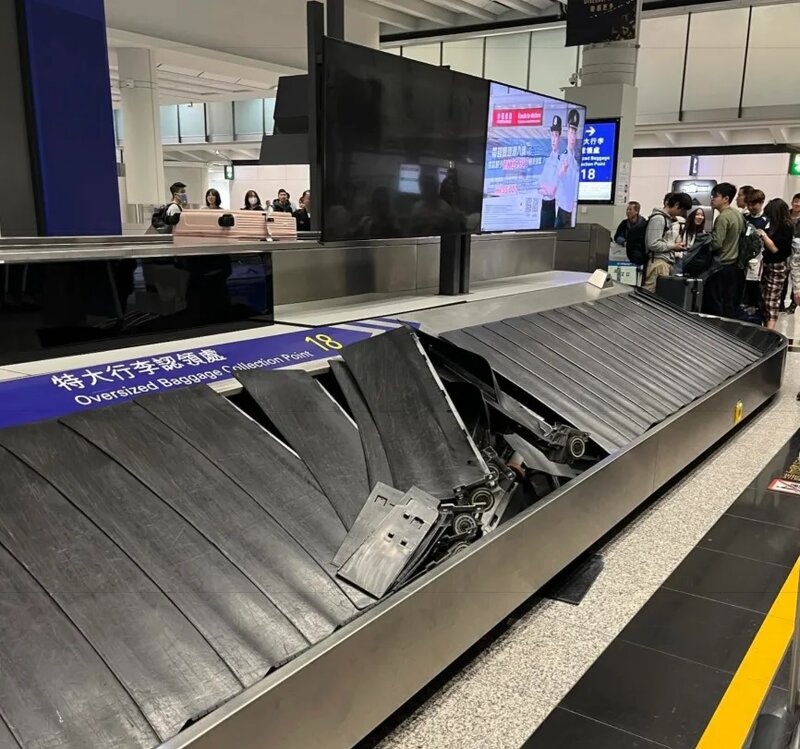 香港國際機場抵港層其中一條行李輸送帶在運作期間突然「爆開」，輸送帶多塊金屬板移位.jpg