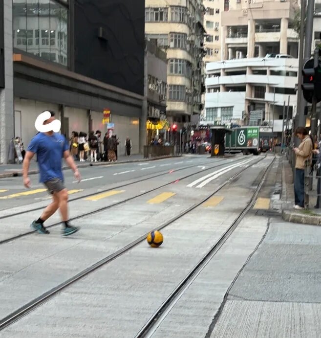 有網民發帖，指堅尼地城消防局附近有消防員於局內打排球期間「飛出馬路」，要出街撿拾.jpg