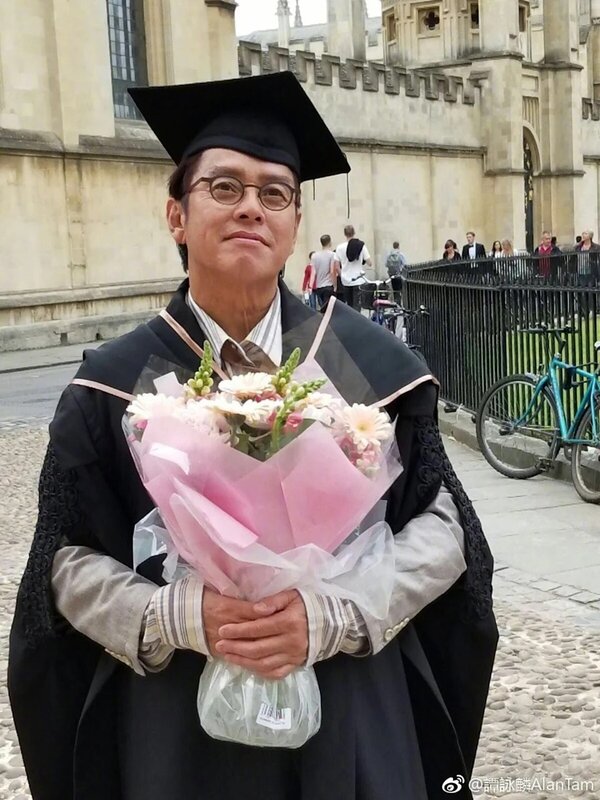 4 阿倫見證兒子大學畢業，當時貪玩地借來畢業袍拍照。（微博@譚詠麟）.jpg