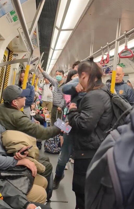 3 男乘客疑走向座位時，不慎碰到女乘客，雙方發生口角，男乘客突揮拳襲擊對方面部。（.jpg