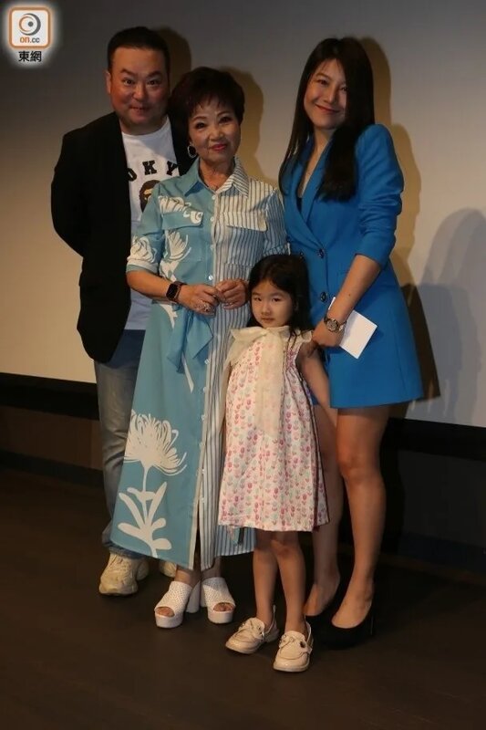 5 尹飛燕（左二）與阮德鏘一家關係良好。.jpg