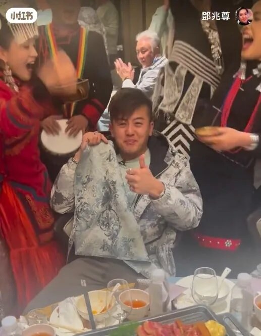 4 衛志豪在美女們吶喊下仍「頂硬上」，最終完成飲酒挑戰，舉起手指公示意沒問題。（小.jpg